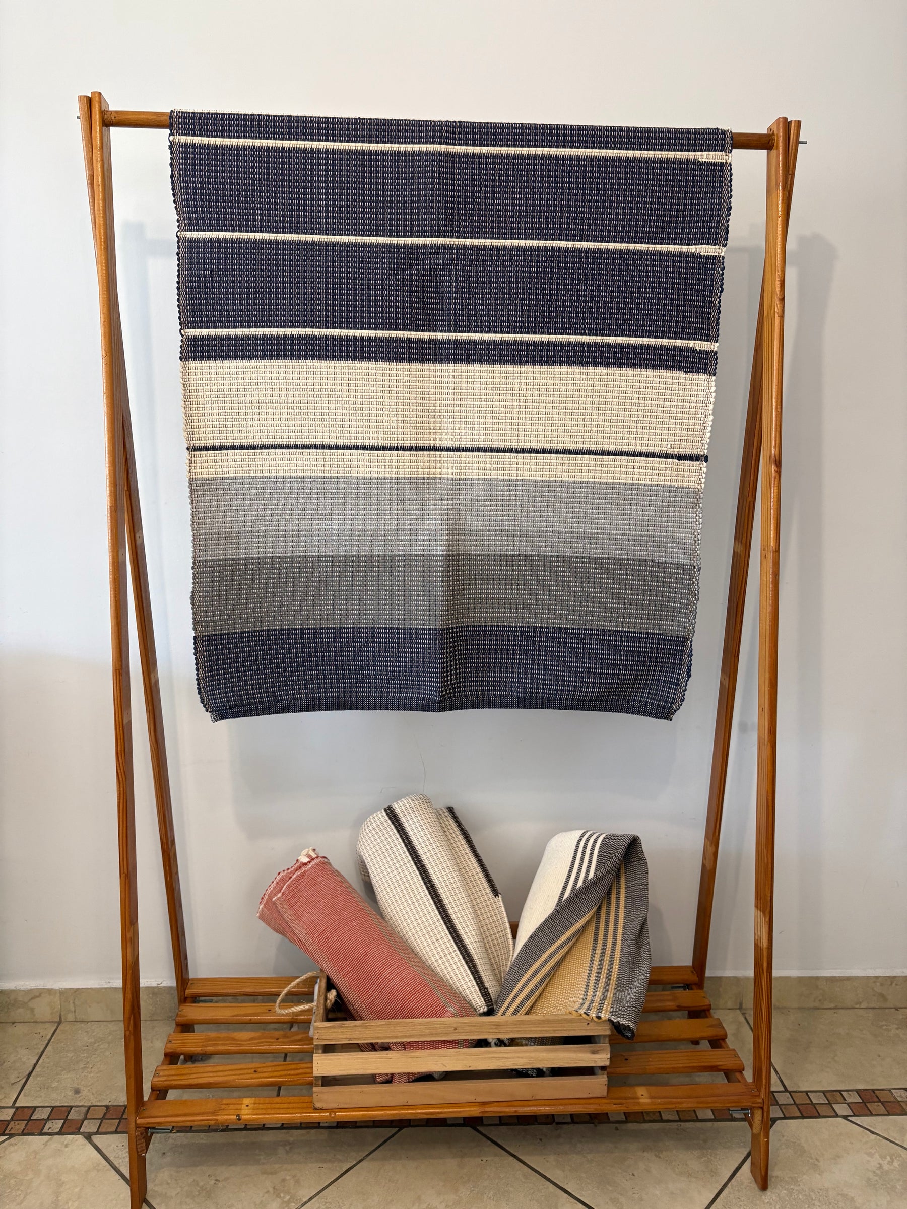 Beira de Cama Listras Azul, Cru e Cinza - 1,57 m x 85 cm