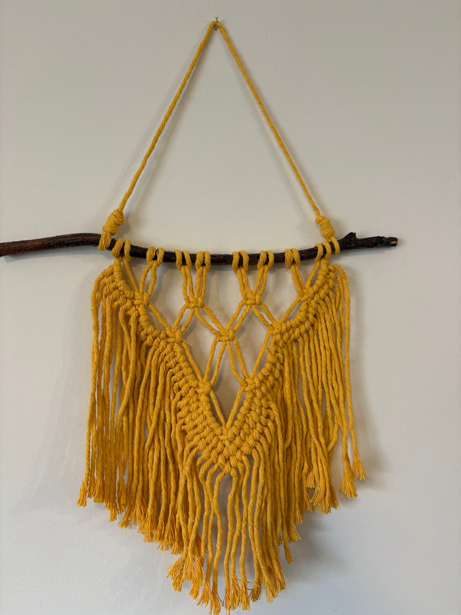 Macramê Painel Amarelo Rústico - 54cm x 37cm