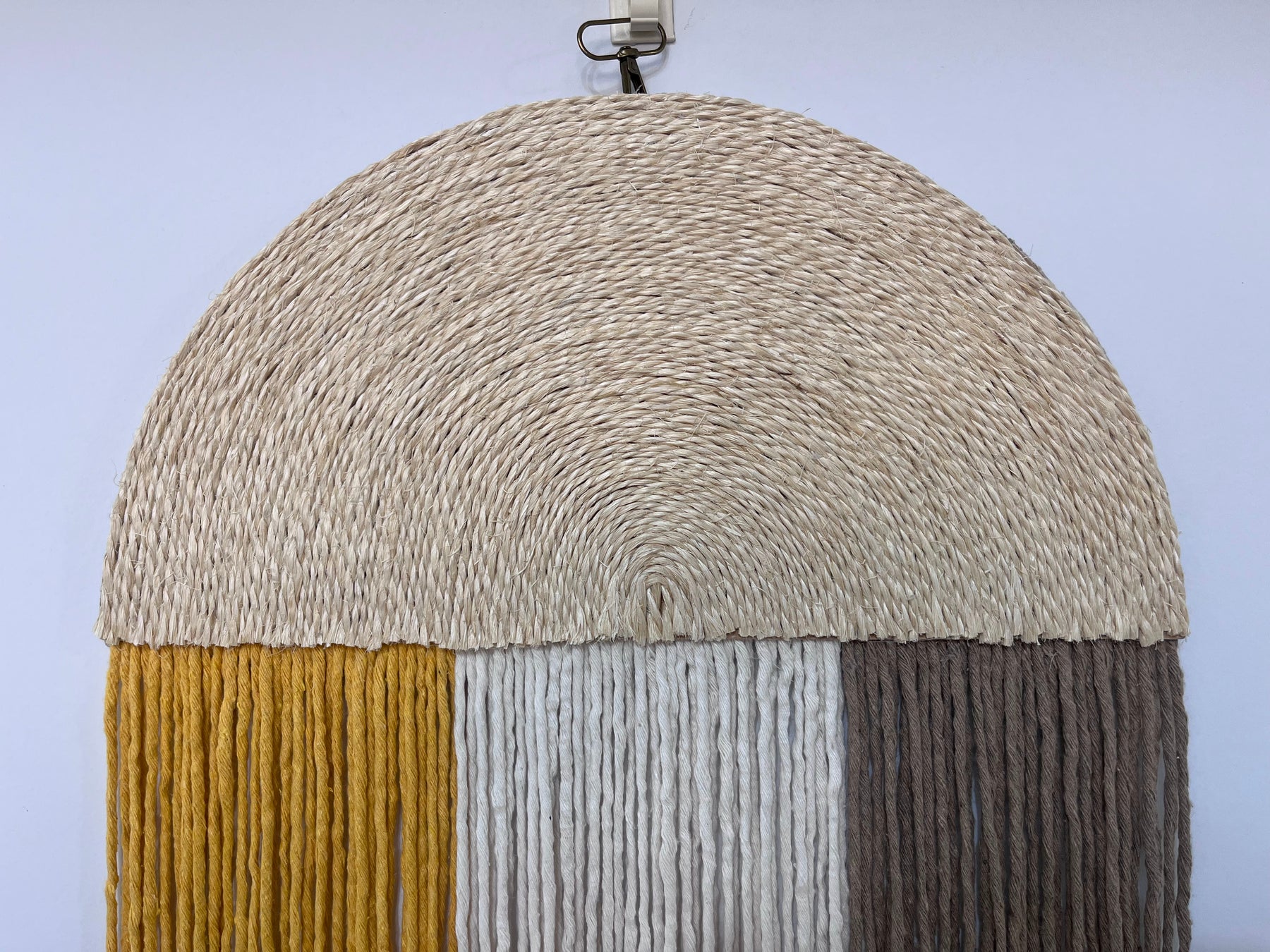 Macramê Painel Meia Lua Amarelo e Marrom Médio - 38cm x 72cm