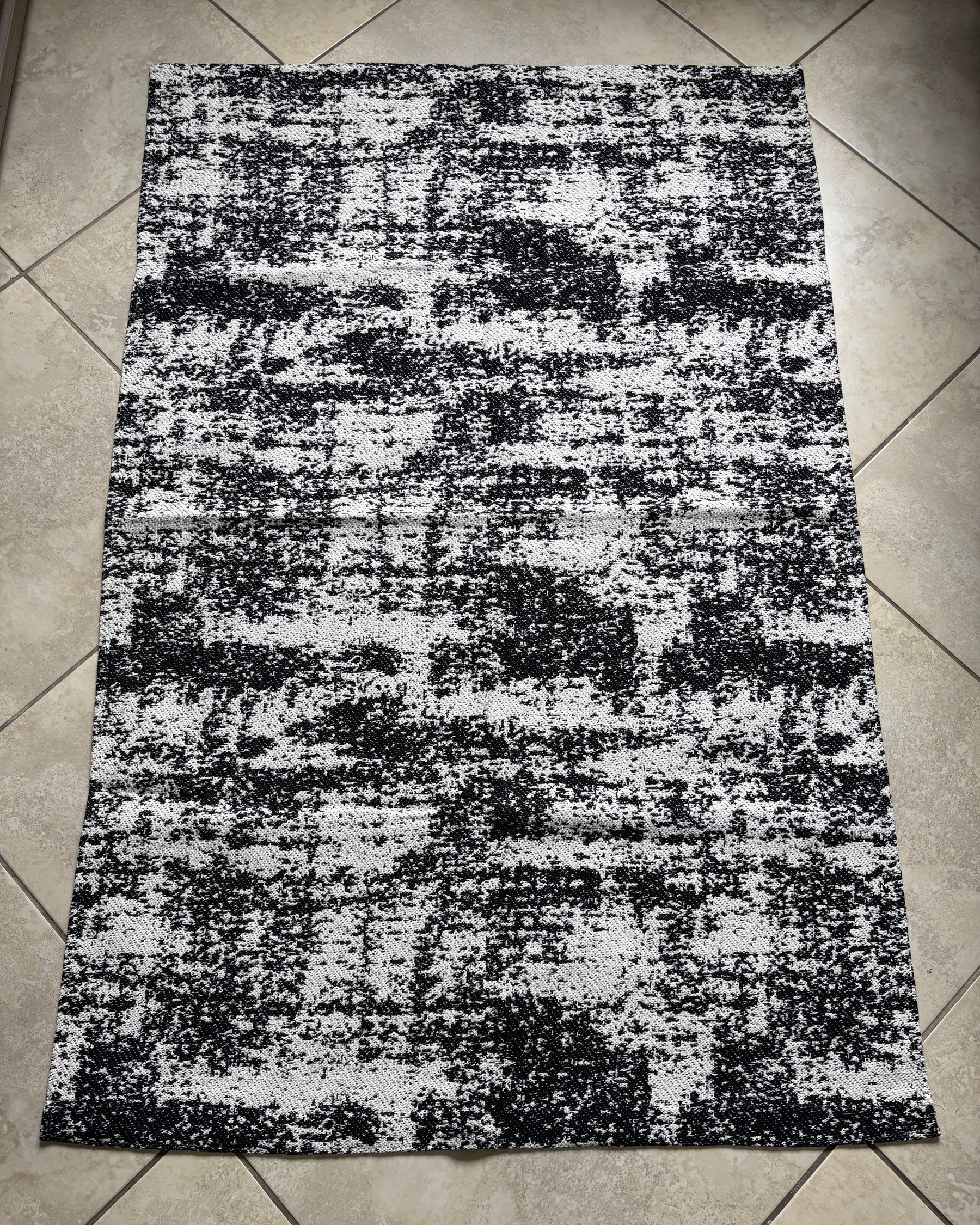Beira de Cama Carrara Preto e Branco - 1,48m x 1m