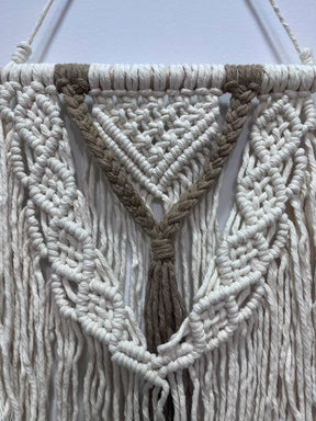 Macramê Decorativo Marrom e Cru - 55cm x 70cm