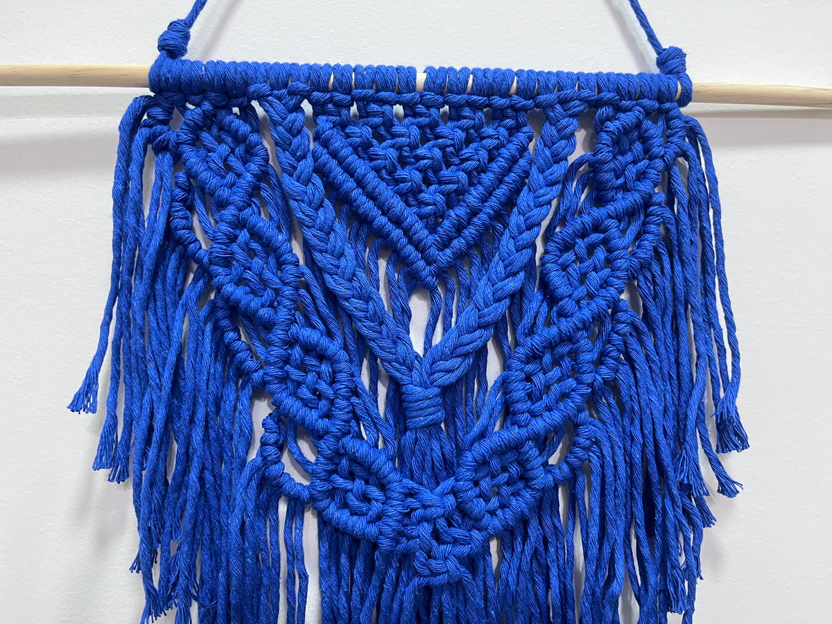 Macramê Painel Azul Royal Triângulo - 63 cm x 42cm