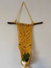 Macramê Porta Vaso Painel Amarelo com Detalhes em Madeira - 74cm x 32,5cm