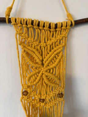 Macramê Porta Vaso Painel Amarelo com Detalhes em Madeira - 74cm x 32,5cm