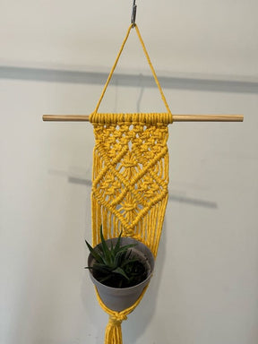 Macramê Porta Vaso Painel Amarelo - 68cm x 31cm