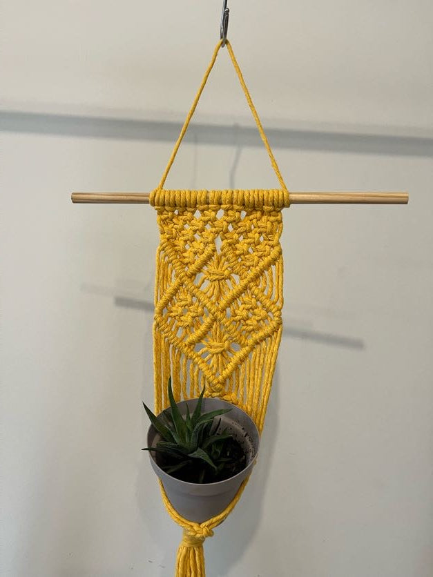 Macramê Porta Vaso Painel Amarelo - 68cm x 31cm