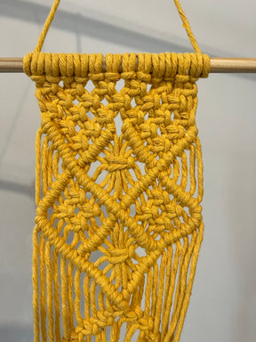 Macramê Porta Vaso Painel Amarelo - 68cm x 31cm