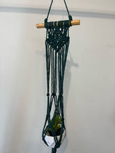 Macramê Painel Porta Vaso Flor de Lótus Verde - 84cm x 17cm