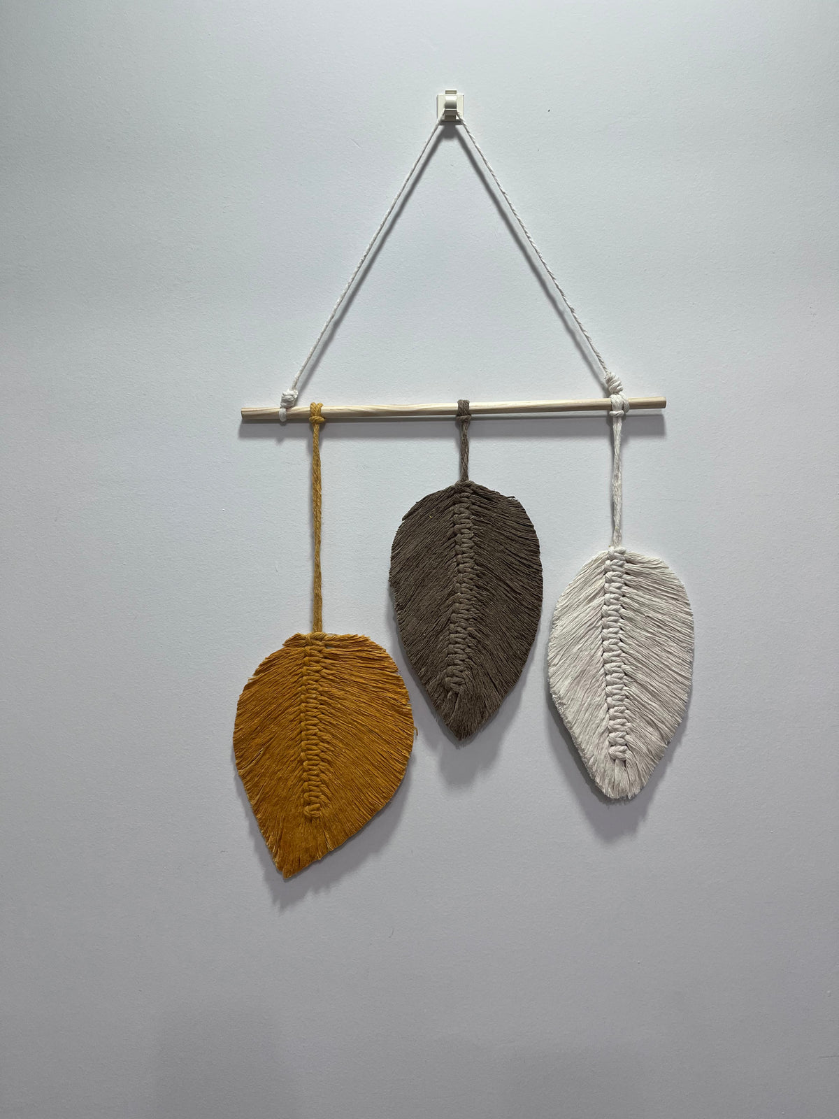 Macramê Painel de Folhas Amarelo, Marrom e Cru - 37cm x 65cm