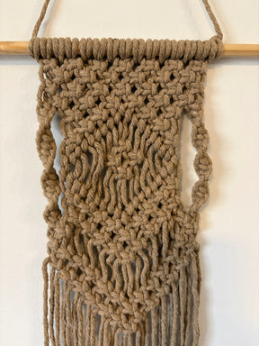 Macramê Painel Marrom - 66cm x 31cm
